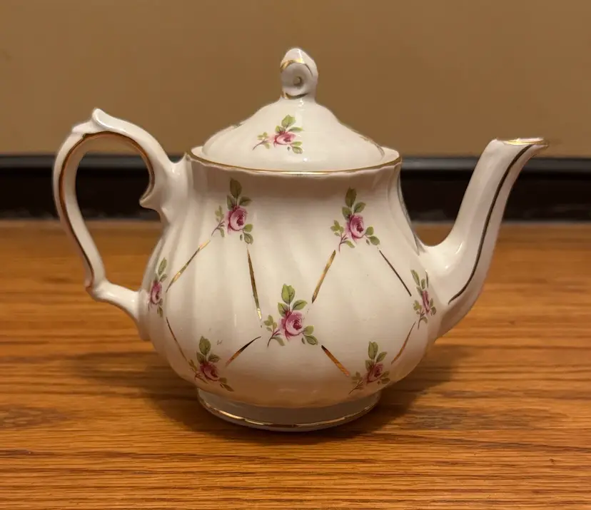 Sadler Rosebud Gold Lattice Swirl Teapot Made In England 5.25” tall