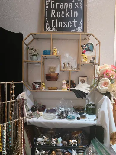 Come see 👀 what's in Grannas Closet Today $1, $2, $3 Starts 