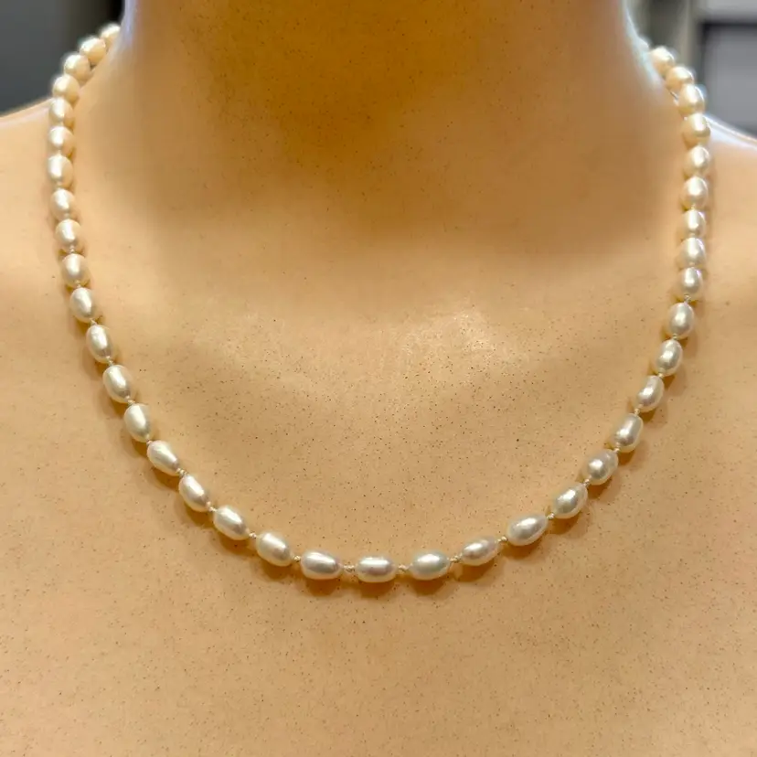 Vintage 14k Gold Hand Knotted 6.1mm Fresh Water Pearls 16” Strand 12.2g