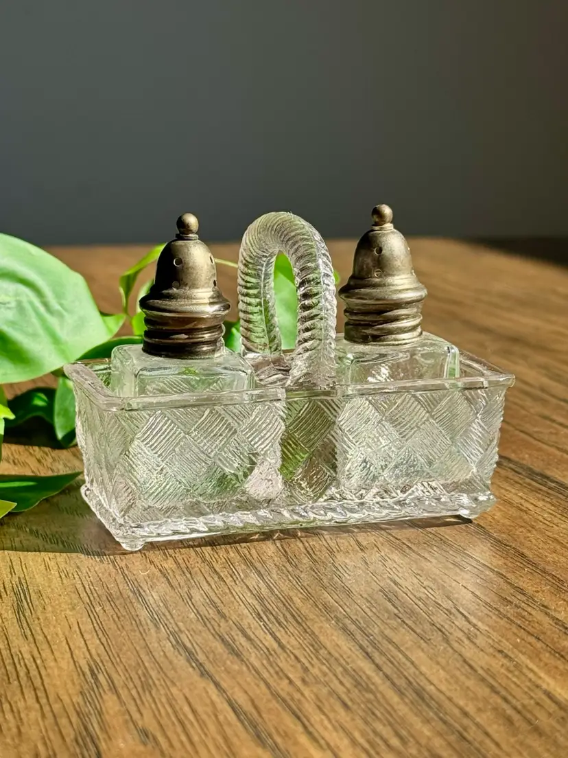 😻 GLOWS 3x4” vintage double condiment castor w/2 glass bottles, silver-plated lids housed in glass caddy