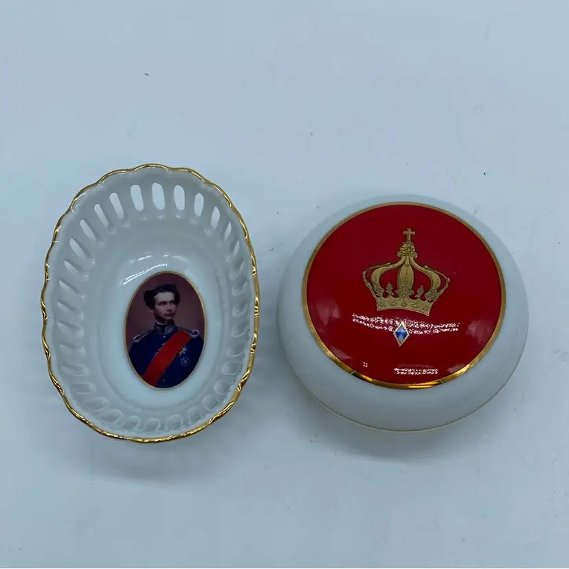 #4119 A pair of Bavarian porcelain decorative items featuring King Ludwig II of Bavaria.