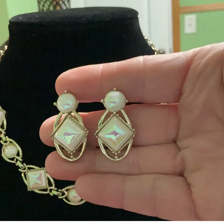 Absolutely Stunning Vintage Goldtone Pearlescent Glass  Adjustable Necklace / Choker With Matching Clip Earrings. Necklace Can Use Hook Closure Or For Choker Length Can Use Round Spring Closure. Ajust To Different Lengths As Needed.