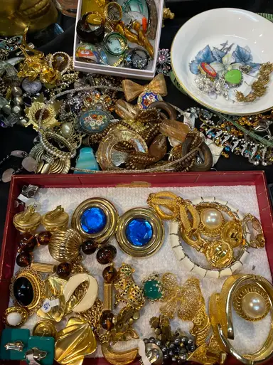 It’s Vintage Jewelry Time With Vintiquity!