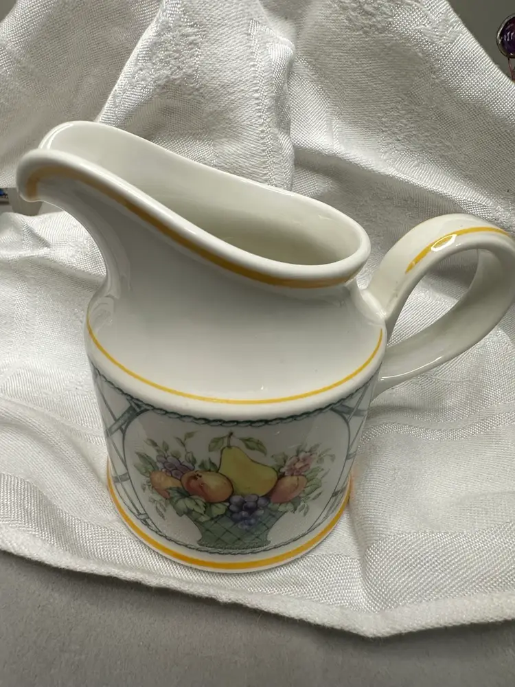 141. Villeroy and Boch Creamer Basket Pattern