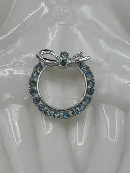 Silver Tone Metal Cornflower Blue Rhinestone Bow Wreath Brooch 1”🎀