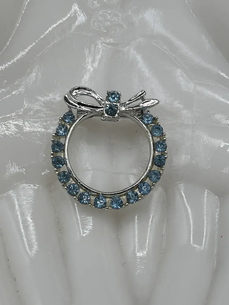 Silver Tone Metal Cornflower Blue Rhinestone Bow Wreath Brooch 1”🎀