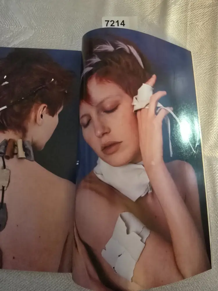 Italian Vogue Pelle March 2002 #96 Magazine (A7214)