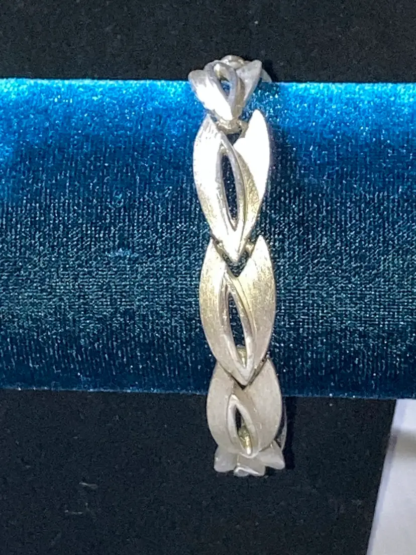 Vintage Crown Trifari Silverrtone Bracelet 7 1/2”! 😍✨😍