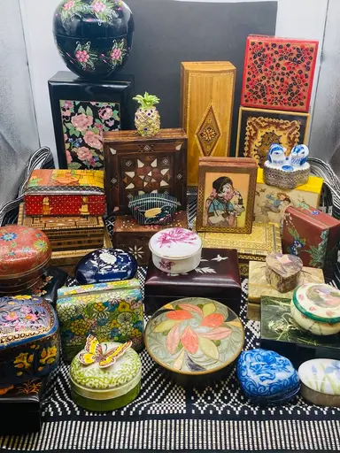 Pop Up Boxes Show With Claudine