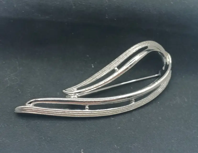 Vintage Sarah Coventry Silvertone Brooch Pin