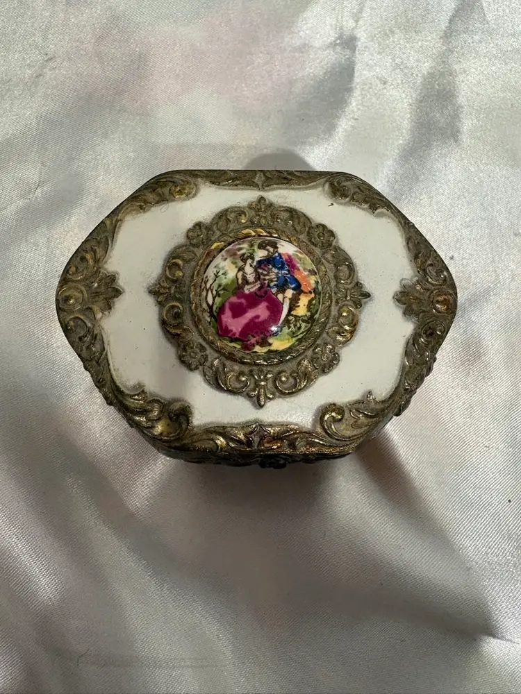Vintage Footed Courting Couple Victorian trinket box Japan