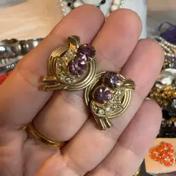 Vintage Gold Tone Circular Floral Like Screw Back Plumb Like Glass Stone Accent (TLC)