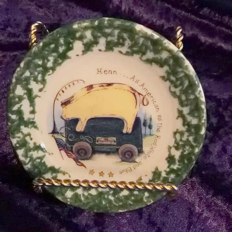 2003 1st In the Barnyard Series, HENN “Piggy” Collectible Mini plate. 4” Round