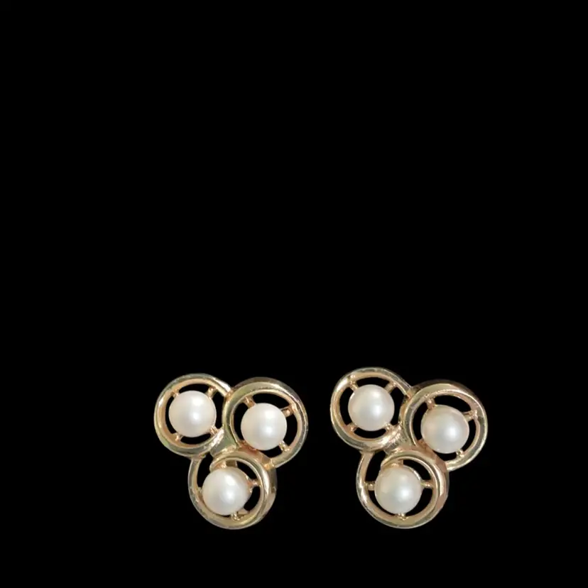 Vintage  1980s Goldtone Crown Trifari Triple Faux Pearl Clip On Earrings. In Circular Pattern Aka Trefoil . Beautiful Clip Earrings!!!