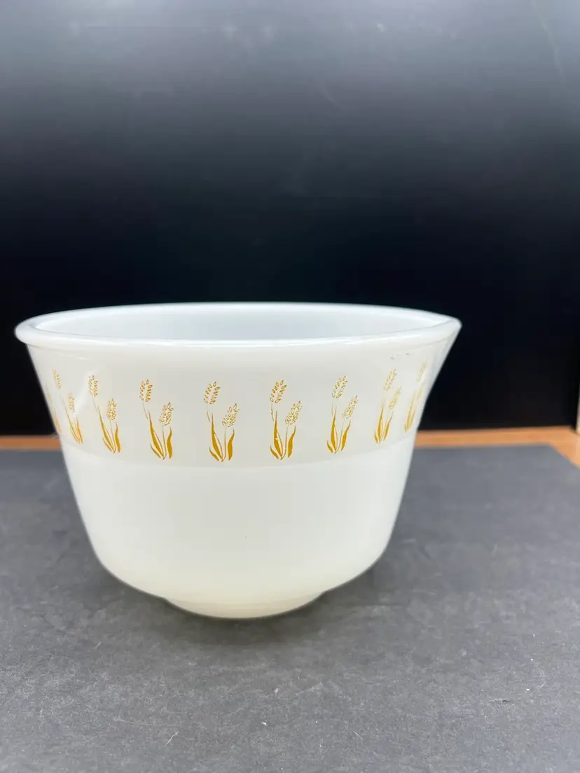 #960B Vintage Hazel Atlas Milk Glass 1 1/2 Quart Mixing Bowl with Spout in Wheat Pattern