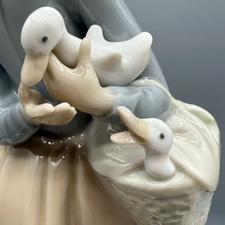 Lladró #4568 "Shepherdess with Ducks" Retired Porcelain Figurine 9”x5.5”