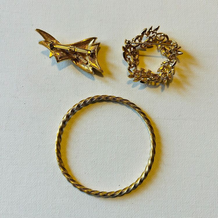 Textured Gold Tone Jewelry Lot Of 3 - Gerry’s Abstract Brooch, Wreath Brooch, 8” Twisting Bangle