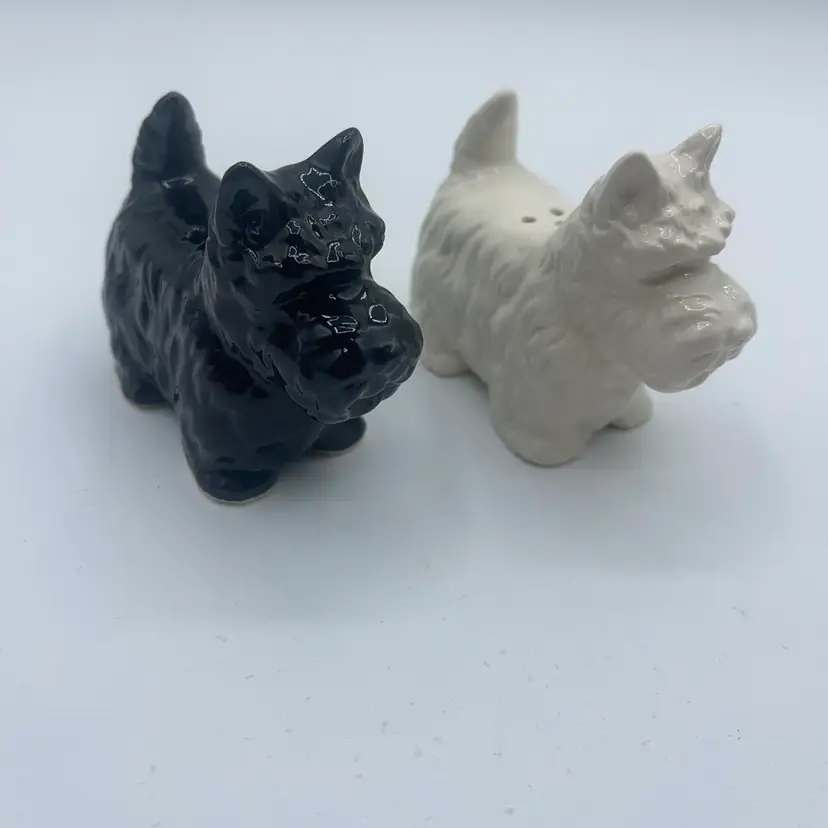 Black and White Scottish Terrier Salt and Pepper Shakers Made By Knobler In Japan
