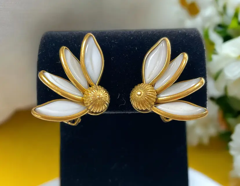 Crown Trifari Poured Milk Glass Flower Petal Earrings White & Gold Clip Ons VTG