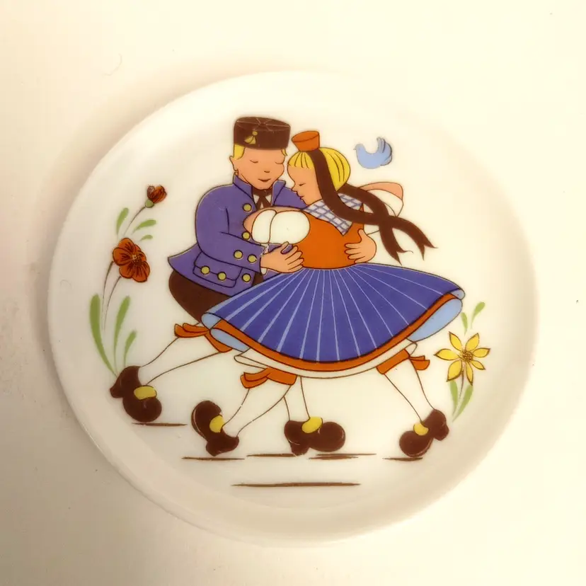Waechtersbach West Germany porcelain mini decorative plate. 4 inch diameter. No chips or cracks.