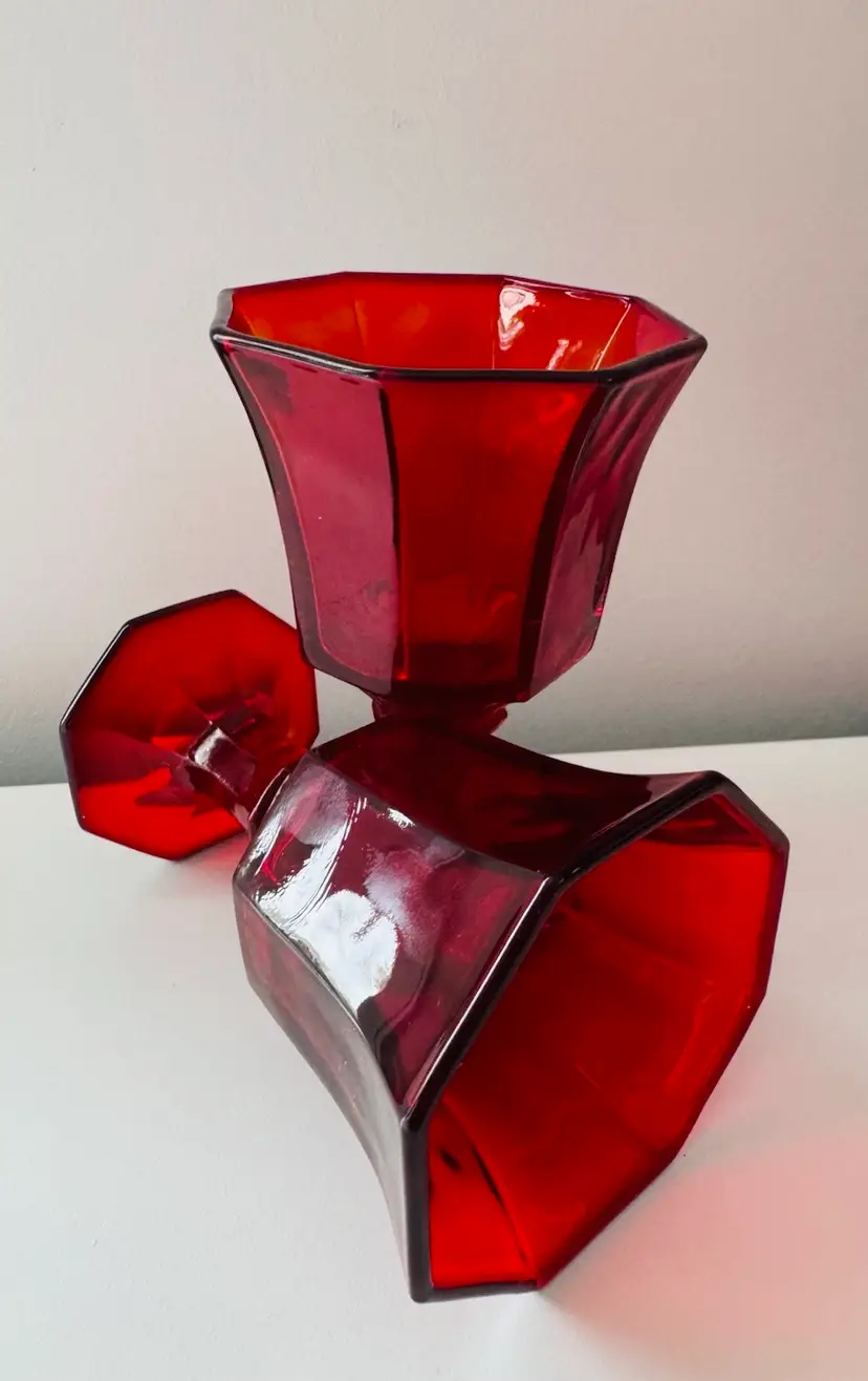 Set Of 2 Vintage Wine Glasses - Beautiful Shape & Colour - Glows Under UV To A Bright Yellow