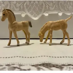 Set 2 Ceramic Mini Horse Figurines 3”x3”