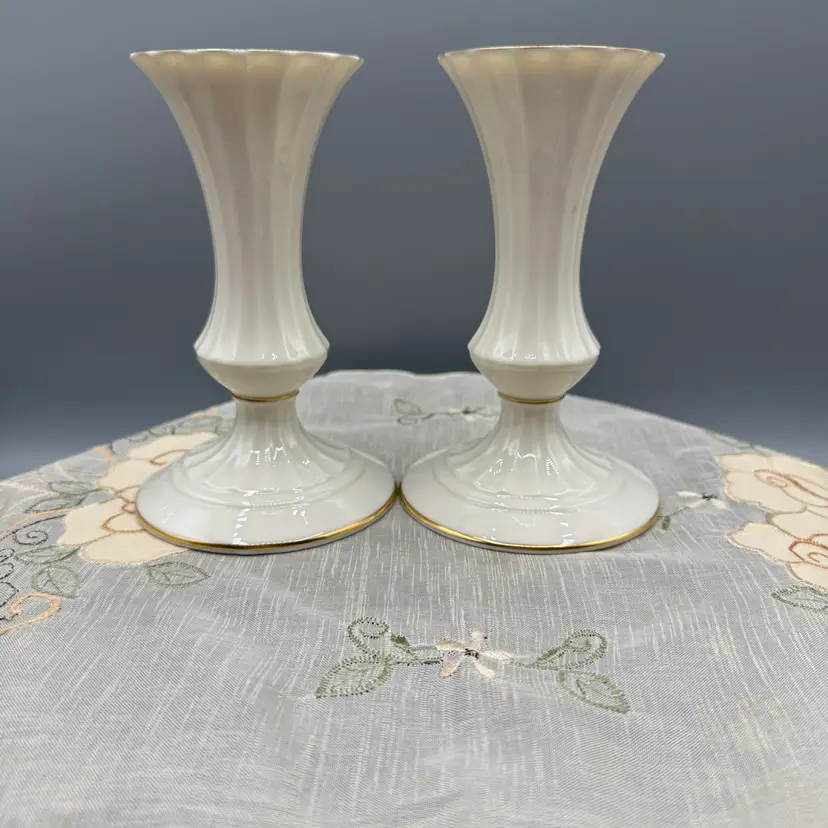 🐞Vintage Lenox Classic Collection Fluted Gold Rimmed Taper Candlestick Holders – Pair
5 1/4 x 3 3/8
