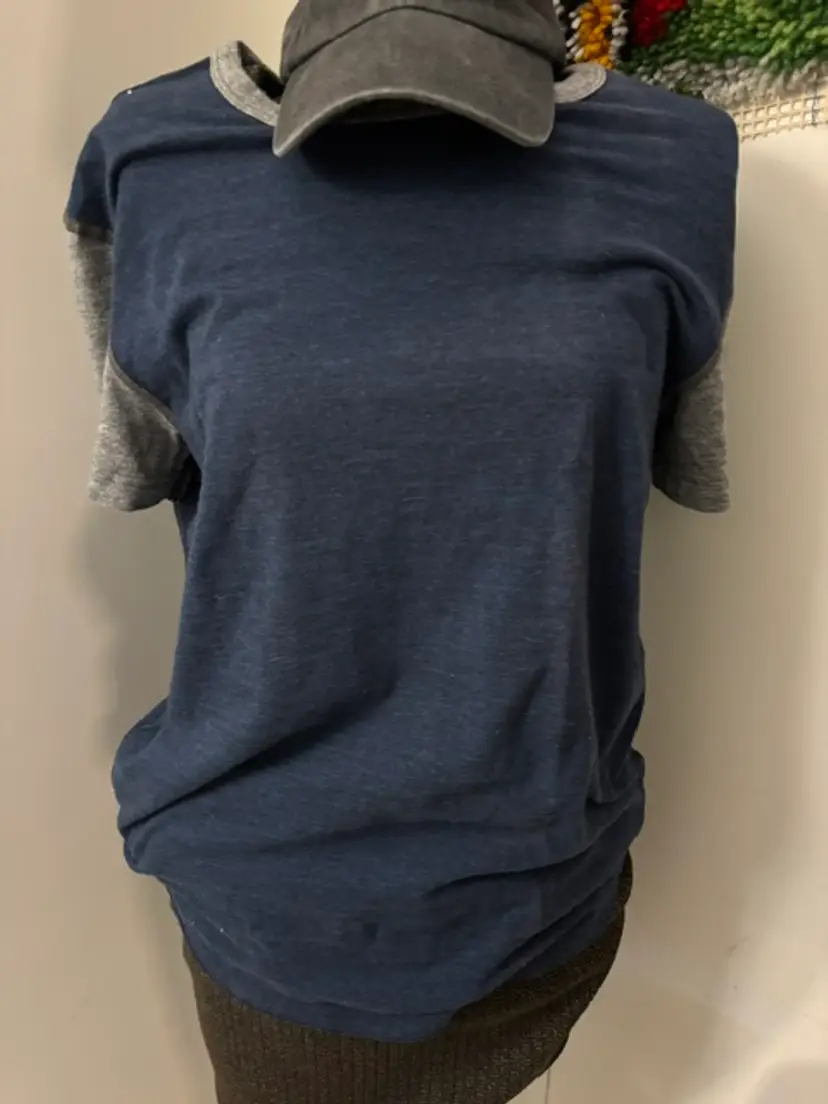 American Eagle Outfitters Women's Med. Short Sleeve Blue/Gray T-Shirt..1A-17