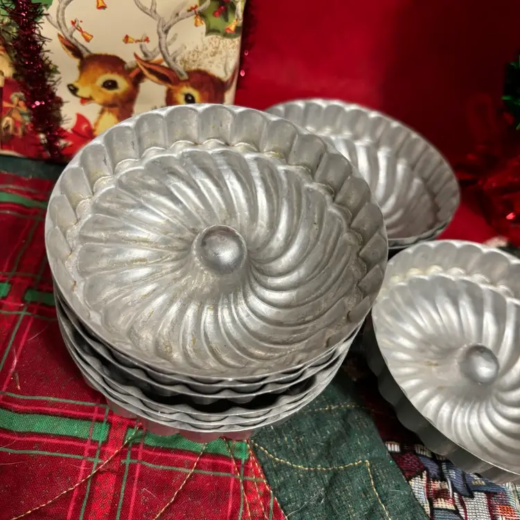 I-Vtg Small Tart/Bundt Tins Set Of 9