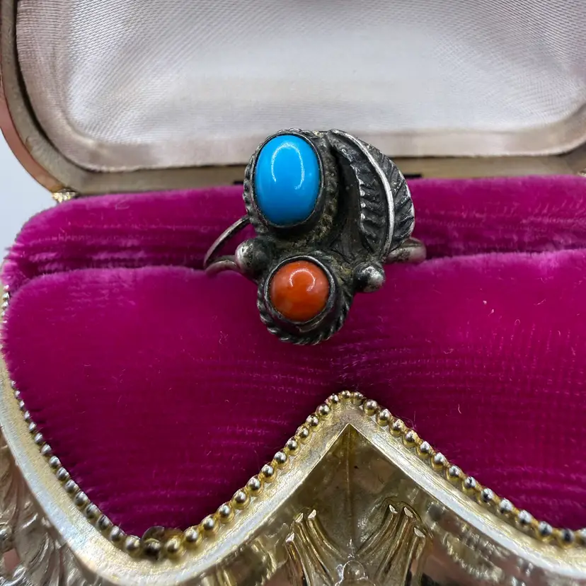 vintage Navajo sterling silver ring features a vibrant turquoise cabochon and a red coral stone- Size 7