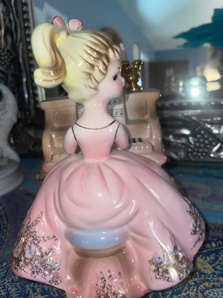 Josef Original Tammy Lady At piano