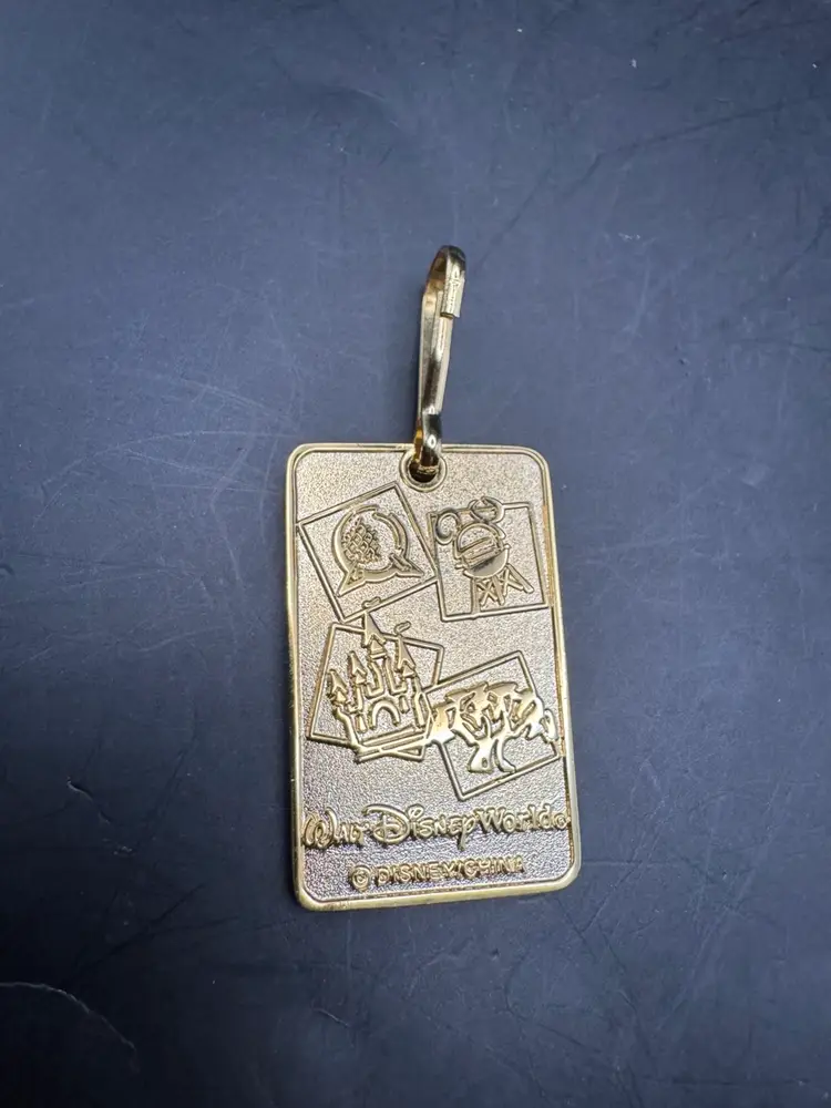 Vintage Disney World Winnie The Pooh Souvenir Gold Keychain Un-Graved 1.5”