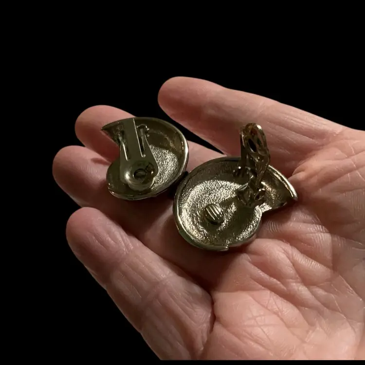 Vintage 1980s Silvertone  Sea Shell Shape Clips Earrings . Black Enamel With Round Faux Pearl Cabochons.