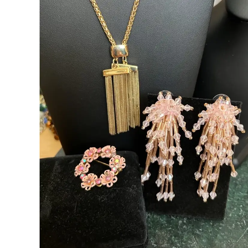 Simple But Fantastic Gold And Pink Combo,
3 Piece Curated Jewelry Set:
-Pierced Pink AB And Gold Bead Earrings
-Vintage Pink Flower And Mini AB Crystals Round Brooch Unknown Maker
-Gorgeous Vintage Ann Taylor Gold tone 36” Byzantine Style Chain With Statement Gold tone Tiny Chain-like Pendant … Too Cool
