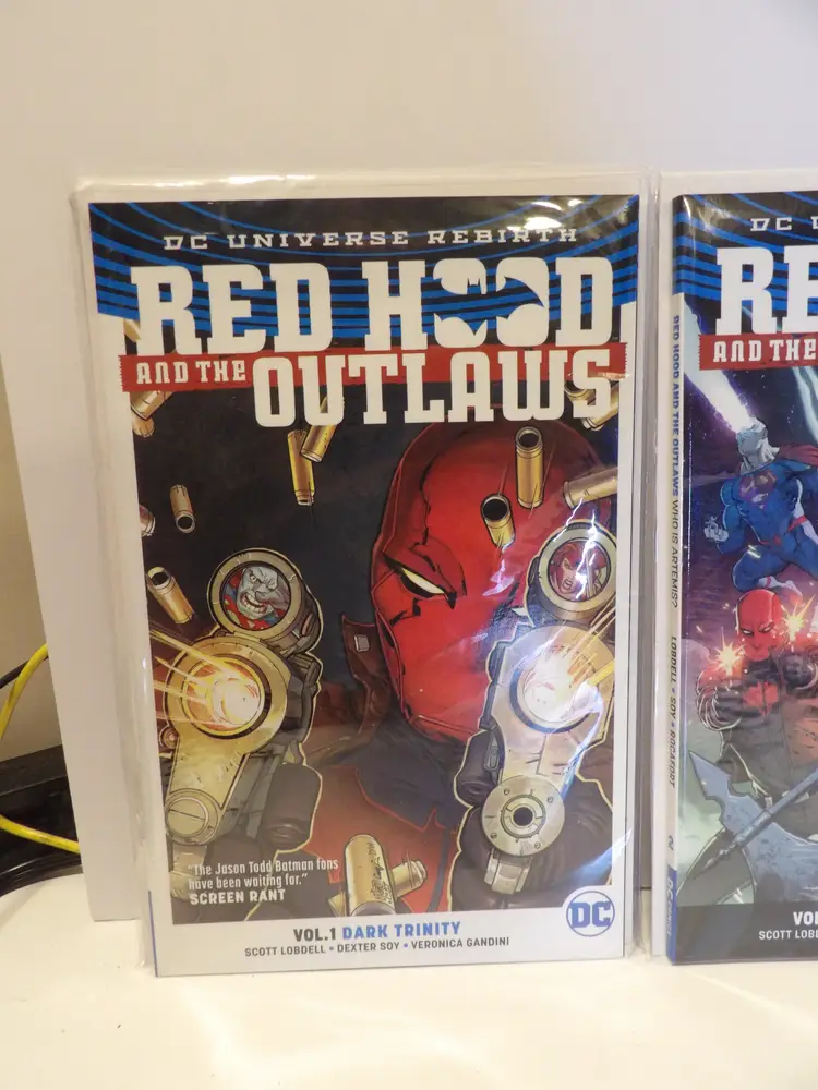 * Lot of 3 Red Hood and the Outlaws Comic Books 1-3