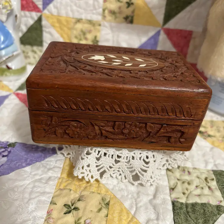 BE-Vtg Wood Carved Box Filled With Vintage Goodies