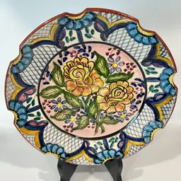 Olaria Carrilho Lopes- So Pedro Corval Portugal- 🤩Beautifully Hand Carved/Painted/Signed by Artist- Plate- 8.5” Amazing Detail & Color- Scalloped Edge