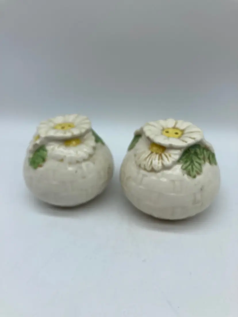 VTG 1964-83 Metlox Poppytrail Sculptured Daisy Salt & Pepper Shakers