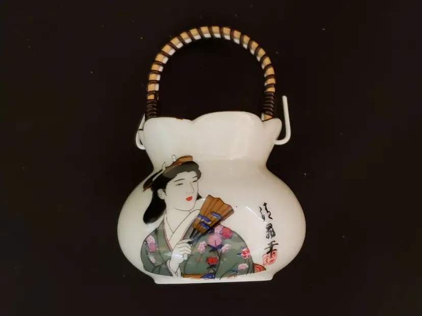 Porcelain Japanese Bowl with Bamboo Handle & Geisha with fan gold rim