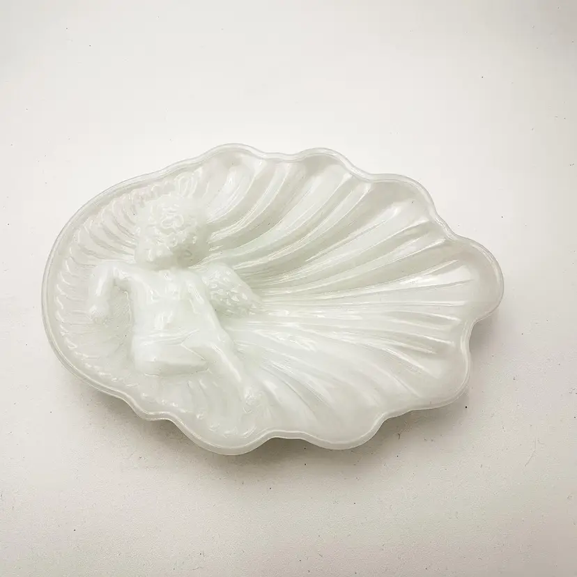 Avon Shell and Angel White Milk Glass Trinket Soap Dish B25