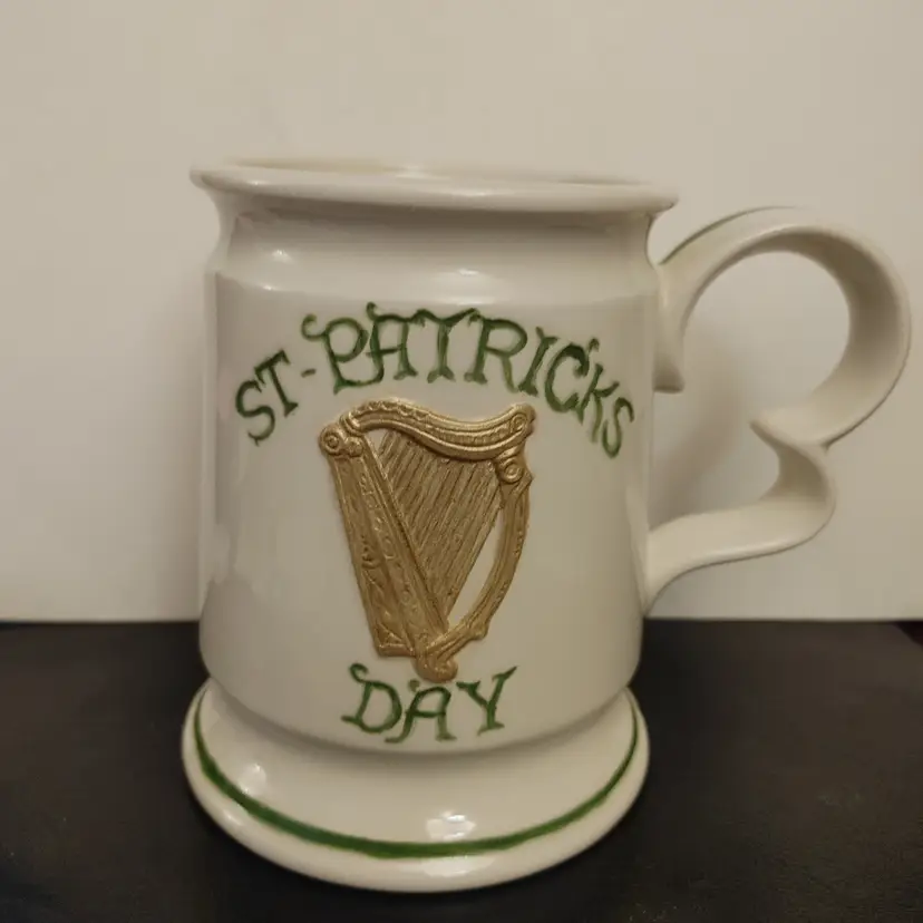 St Patrick's Day mug. 1984. No chips or cracks. 5.75 inches high.