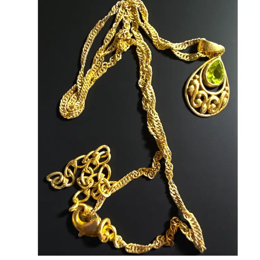 Vintage Gold Tone Peridot Stone Pendant On Twisted 80s Style 18” Chain with 2.5” Extender