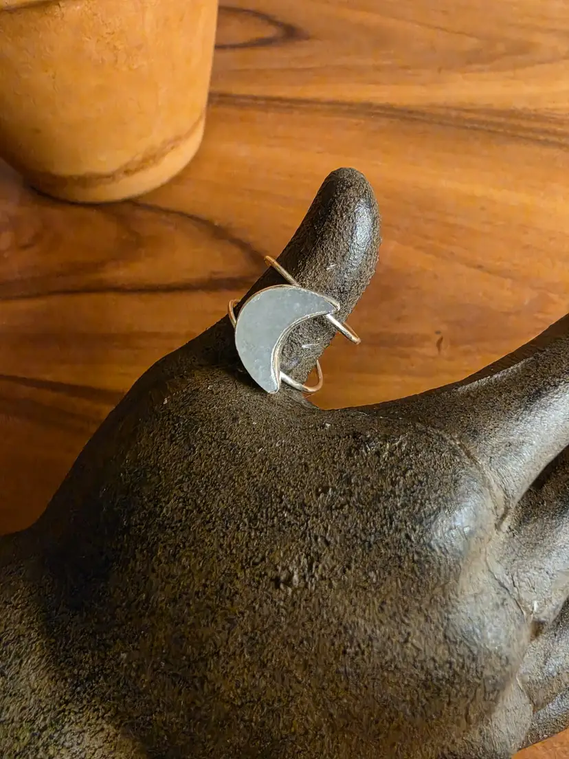 Crecent moon shaped Jade ring (Green)