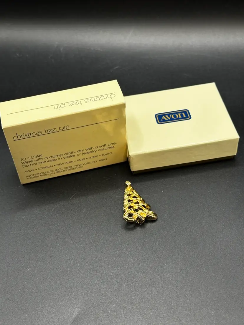 A075 - Avon 1985 Christmas Tree Brooch