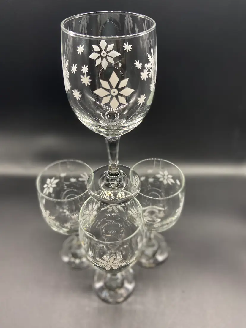Snowflake set Of 4 wine glasses Great Holiday Hostess Gift