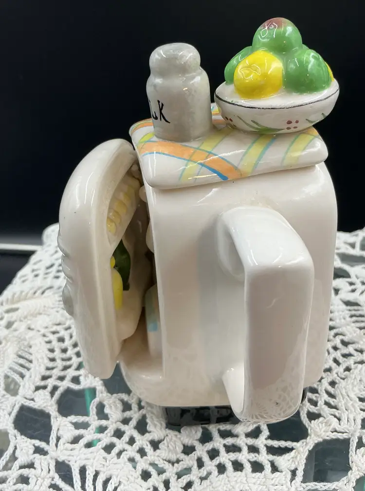 Vintage WELCOME ENT. CO. ceramic Refrigerator Tea Pot