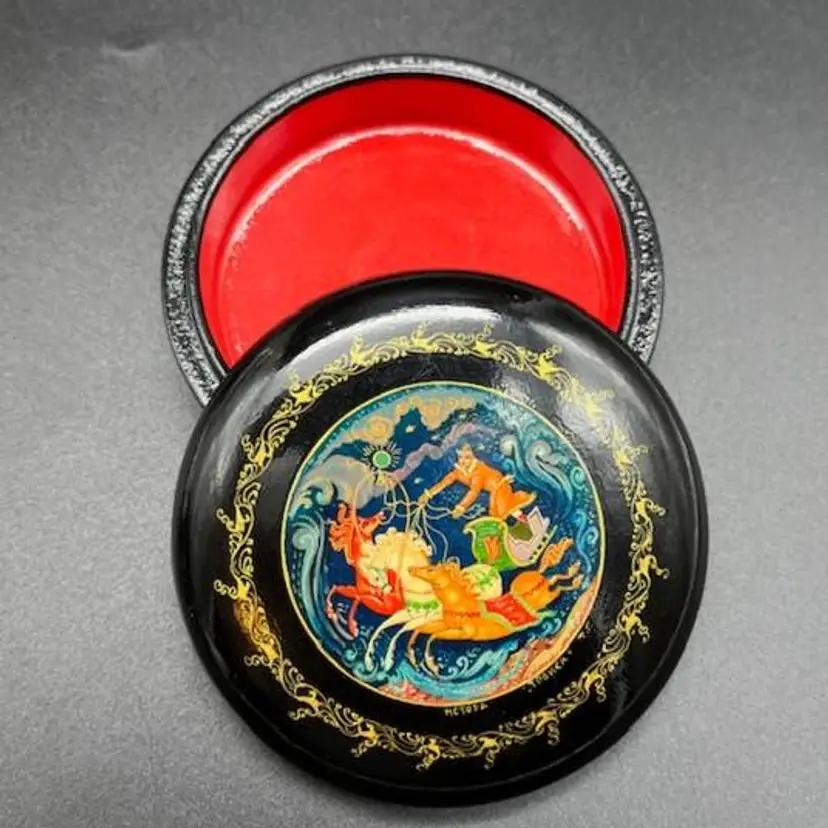 Russian Lacquer Round Trinket Box 3" dia Folk Art Scene *read