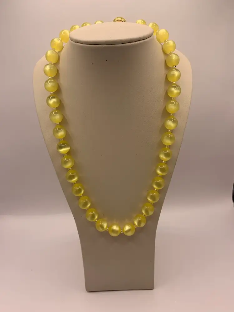 Vintage Pale Yellow Moingkiw Bead Necklace 
