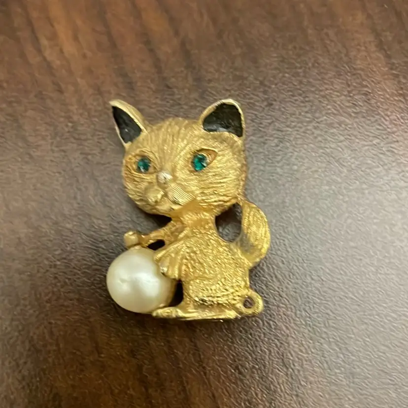 #542 Gold Cat With Faux Pearl And Green Eyes Brooch