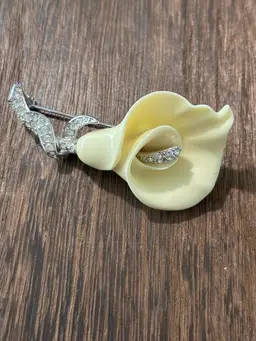 Lovely Vintage Nolan Miller Calla Lily Brooch 2 1/2” Silver Toned With Rhinestones